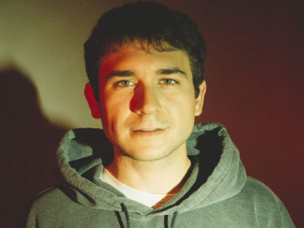 Nuvolari, il cantautore scoperto da Calcutta, annuncia il suo disco d’esordio: l'artista pubblica il 22 ottobre l'album "Lentamente"