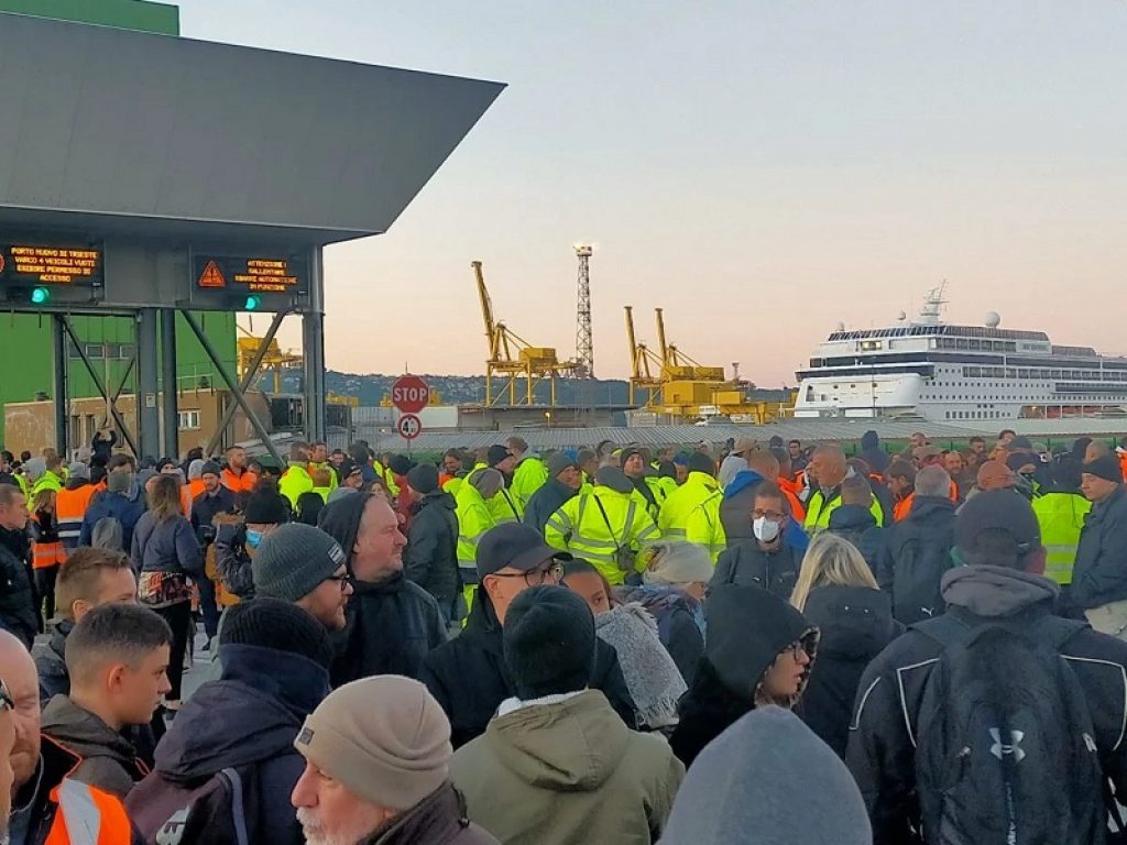 Green pass, si spacca il fronte dei portuali di Trieste: il portavoce Stefano Puzzer si dimette per incomprensioni sulla durata della protesta