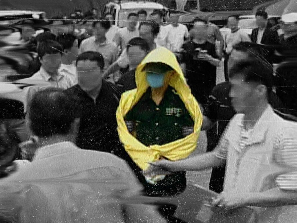 Caccia al killer dall'impermeabile giallo, la serie che documenta gli efferati crimini commessi dal serial killer Yoo Young-chul, arriva su Netflix