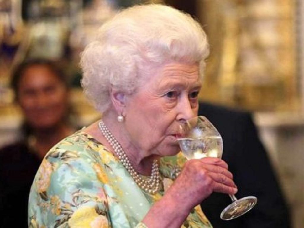La Regina Elisabetta e il vizietto dell'alcol: dai medici stop a Martini secco, Dubonnet e gin, vino a cena e addirittura champagne prima di andare a dormire