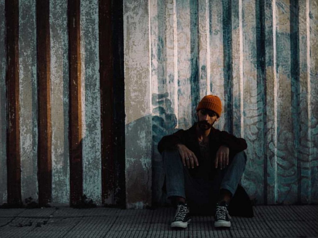 "Tra la luna e sta merda" è l'inno al cambiamento di Scianni