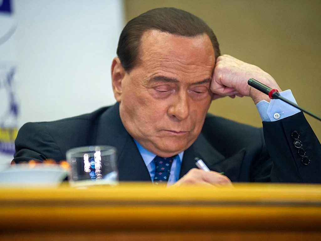 Berlusconi punta al Quirinale e intanto manda un messaggio alla maggioranza di govenro: “Non sosterremo un altro esecutivo senza Draghi premier”