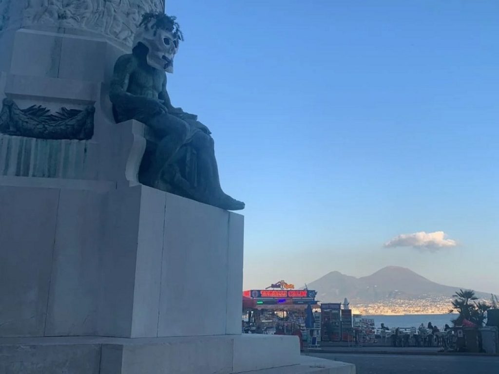 Teschi sulle statue delle città: risolto il mistero