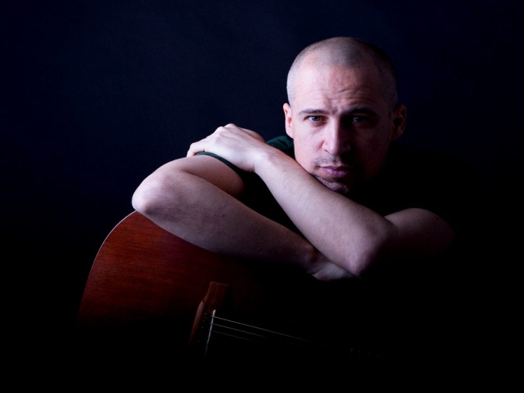 Disponibile online un bellissimo videoclip per "Efelidi", singolo con cui Ubertone ha segnato il suo esordio ufficiale nel mondo della musica