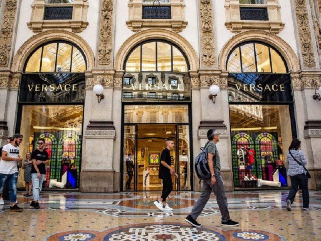 Jonathan Akeroyd, attuale Ad di Versace, lascerà la sua attuale carica a fine marzo 2022 per guidare Burberry. Il commento di Capri Holding