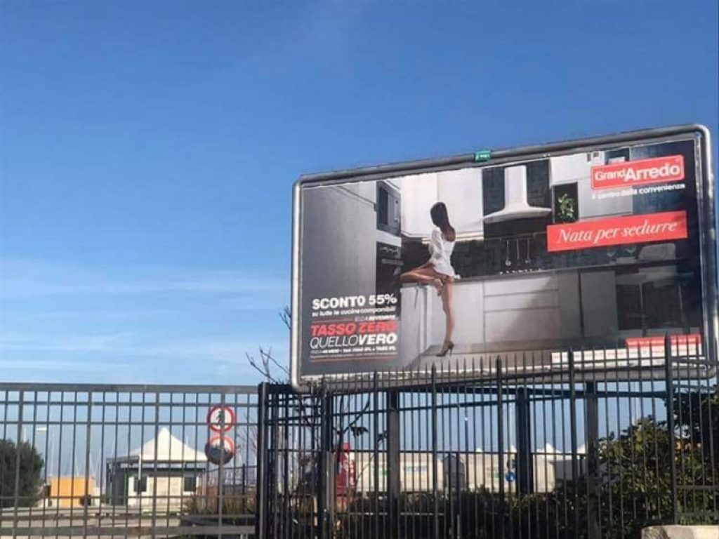 Una legge per dire basta ai manifesti pubblicitari sessisti
