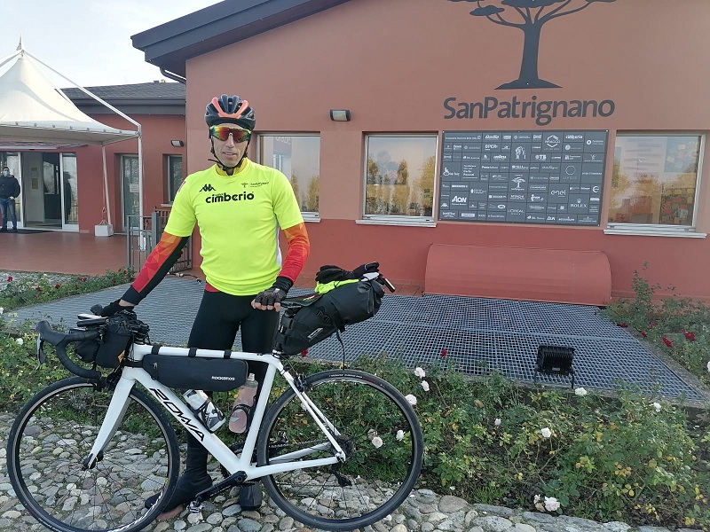 In bici da San Patrignano al lago d'Orta per una consegna speciale