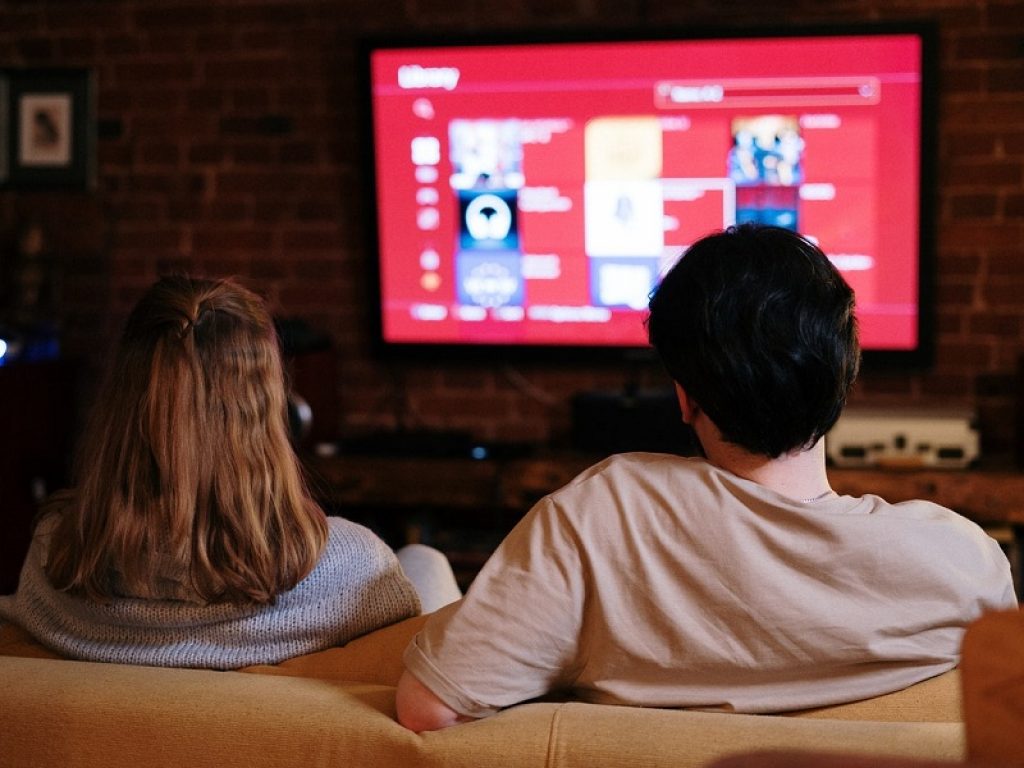 Mania da Pay TV, il 70% degli italiani ha almeno un abbonamento: secondo una ricerca il 10% spende oltre 635 euro l'anno (anche se non li usa)