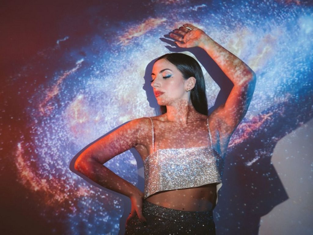 "Feels" è il terzo singolo della siciliana Ëlle