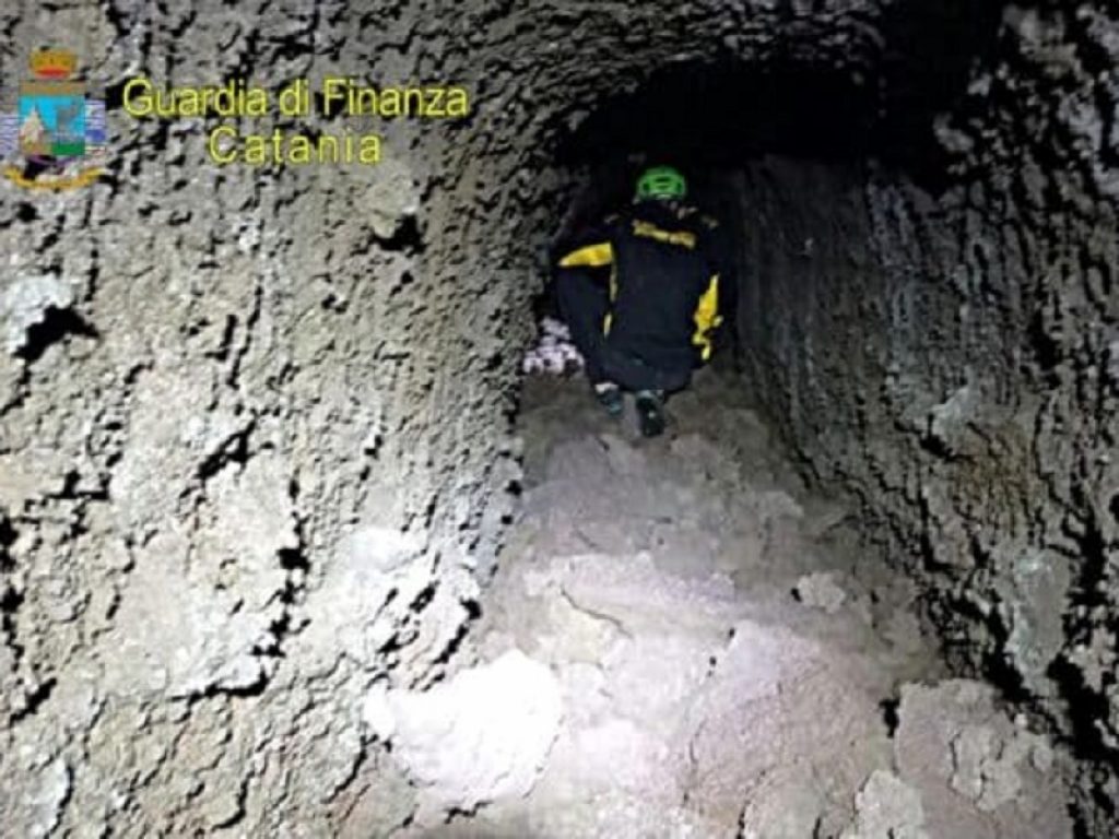 Cadavere in una grotta dell'Etna: spunta la pista De Mauro