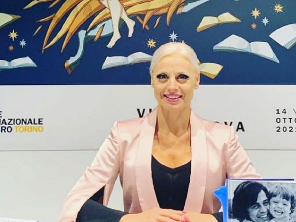 Il racconto del rapporto tra una figlia desiderosa di essere amata e un padre troppo spesso assente: Cristiana Ciacci, la figlia di Little Tony, ne parla in un libro