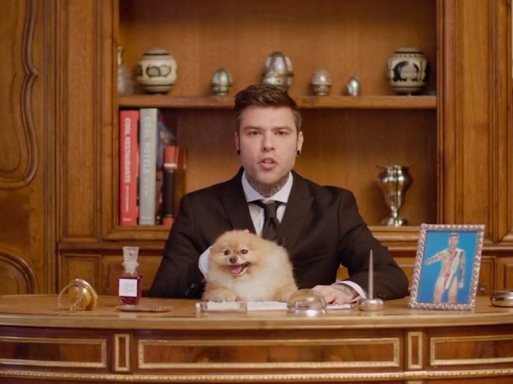 Fedez "scende in campo" come Berlusconi. Ma il video ironico del rapper è solo il lancio del nuovo album