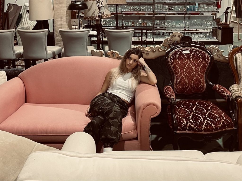 Mal di testa è il singolo d'esordio di Gretel