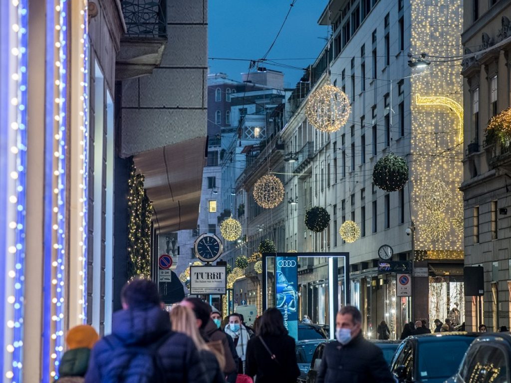 Covid, approvato il "decreto festività": niente feste in piazza a Capodanno, Green Pass valido sei mesi dal 1° febbraio 2022 e Ffp2 sui bus tra le misure