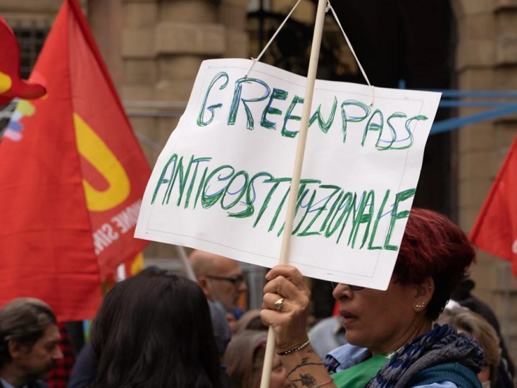 Polizia in casa dei No Vax