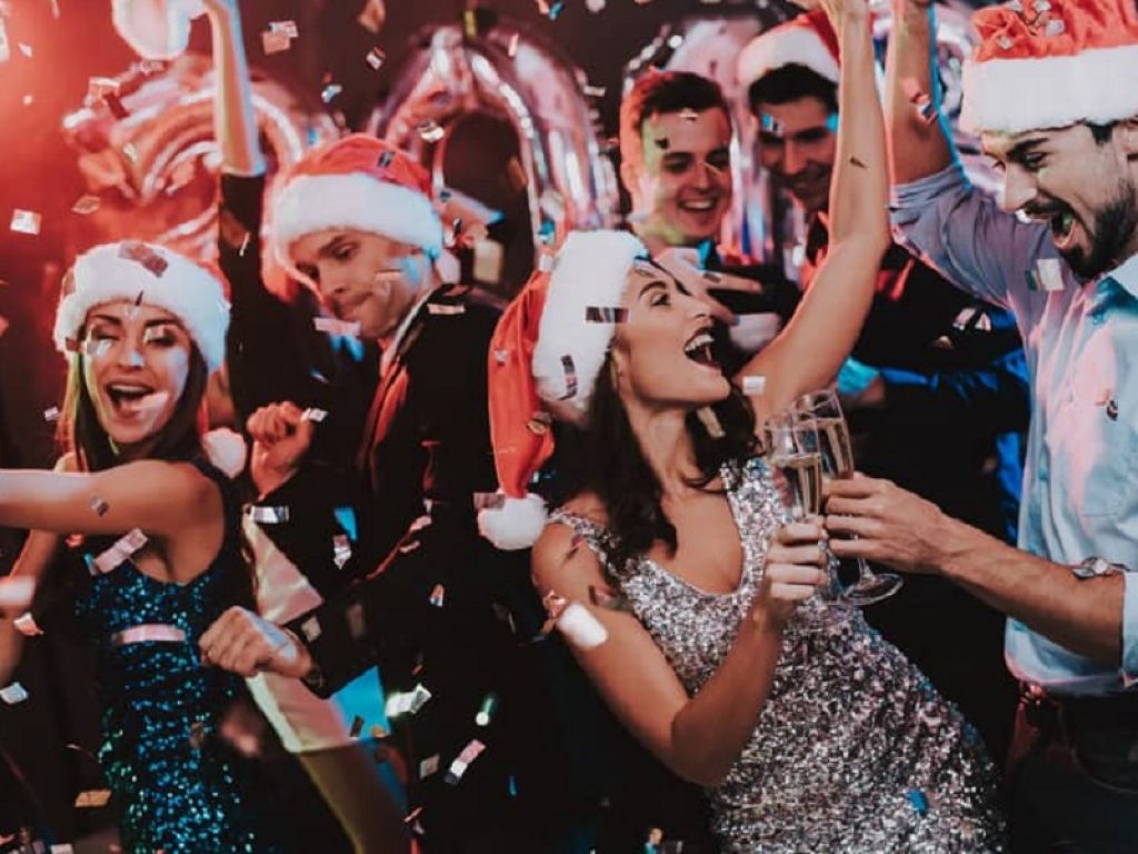 Love affaire e party aziendali natalizi: una ricerica del portale di relazioni extraconiugali Ashley Madison survey indaga i trend delle relazioni tra le scrivanie