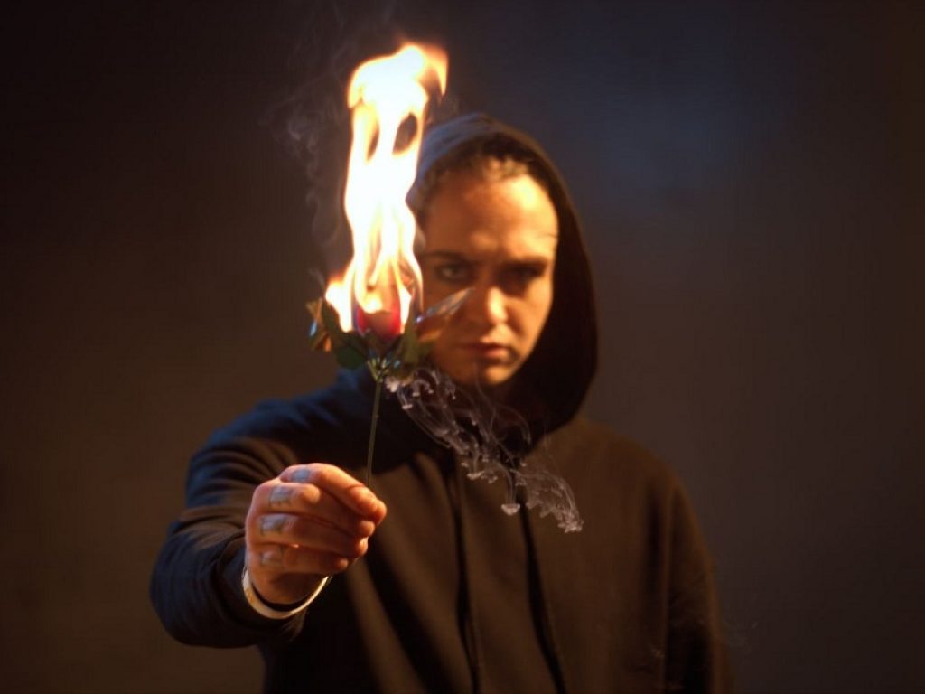 Saint torna con la canzone "Come una star"