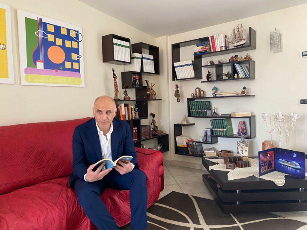 Domenico Scialla in libreria con "Camminando verso l’Oceano"