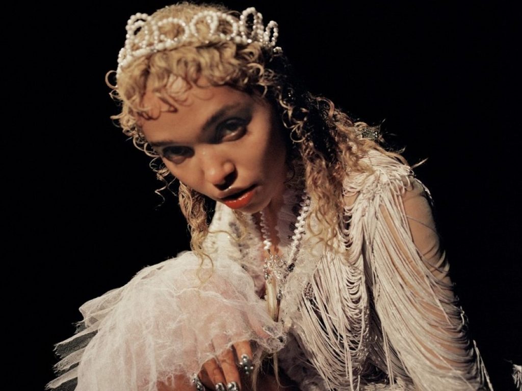 FKA Twigs con The Weeknd in "Tears In The Club"