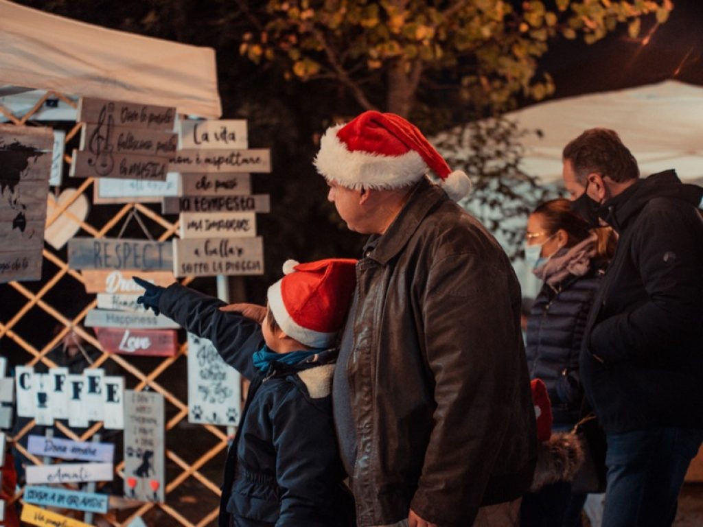 Il 18 e 19 dicembre trampoli, giocoleria, musica, spettacoli e acrobazie: a Parco Labia il Natale è hippie con l’Hippie Market Xmas edition