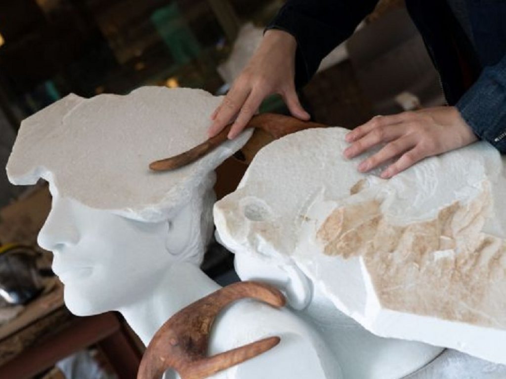 FUSION: due mostre in contemporanea a Seravezza e Hong Kong con dieci artisti per dieci sculture, tra marmo apuano e legno di alberi sradicati da un tifone in Oriente