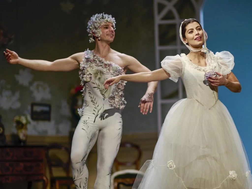 La vita di Carla Fracci, la più grande ballerina italiana di tutti i tempi, nel film "Carla" in onda su Rai1 con Alessandra Mastronardi
