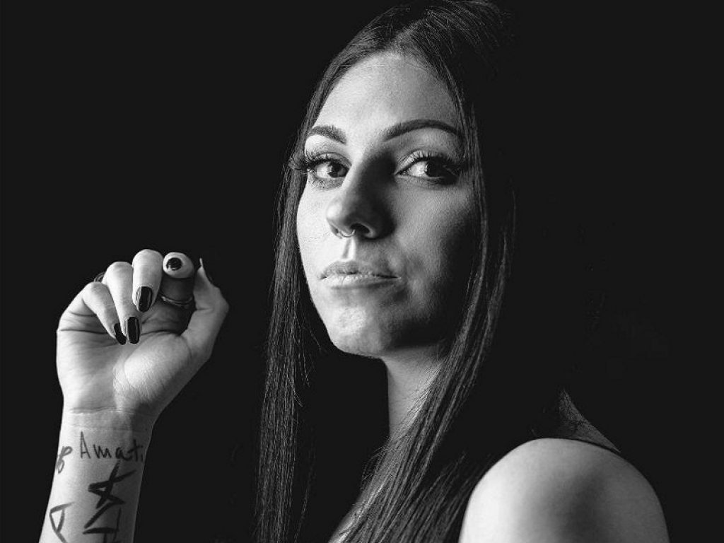 La cantautrice Amanda online su tutte le piattaforme digitali con il nuovo album intitolaro "Amati", scritto per chi fa del coraggio il suo punto di forza