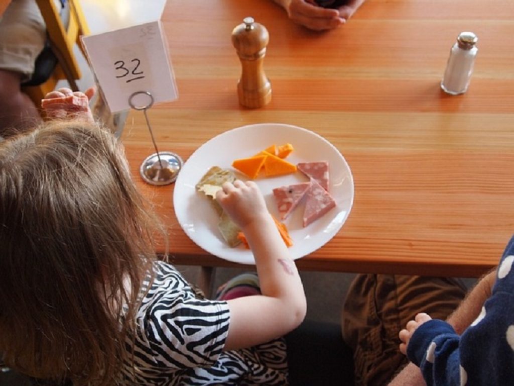 Uno studio ha indagato il rapporto dei giovani con il cibo e ha scoperto che quanto vissuto durante l'infanzia riveste un ruolo chiave