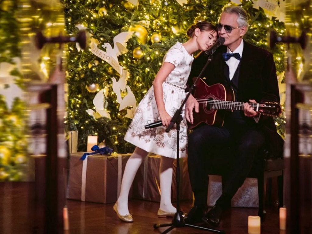 Andrea Bocelli si esibisce alla Casa Bianca con il figlio Mattep e commuove il presidente americano Joe Biden