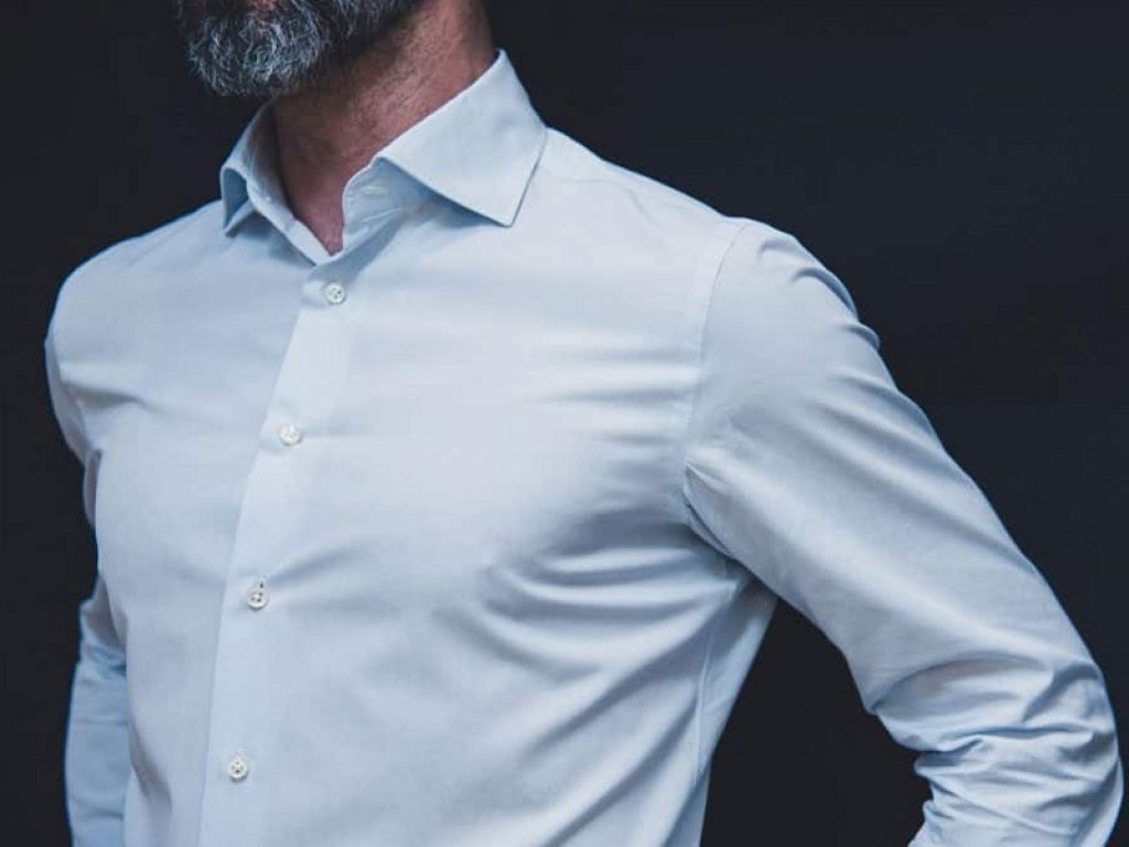 La camicia da uomo è il capo di abbigliamento più utilizzato, sempre alla moda e che non passa nel tempo: ecco quale scegliere.