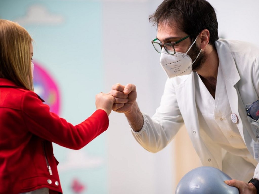 Il long Covid dei bimbi si combatte con il vaccino