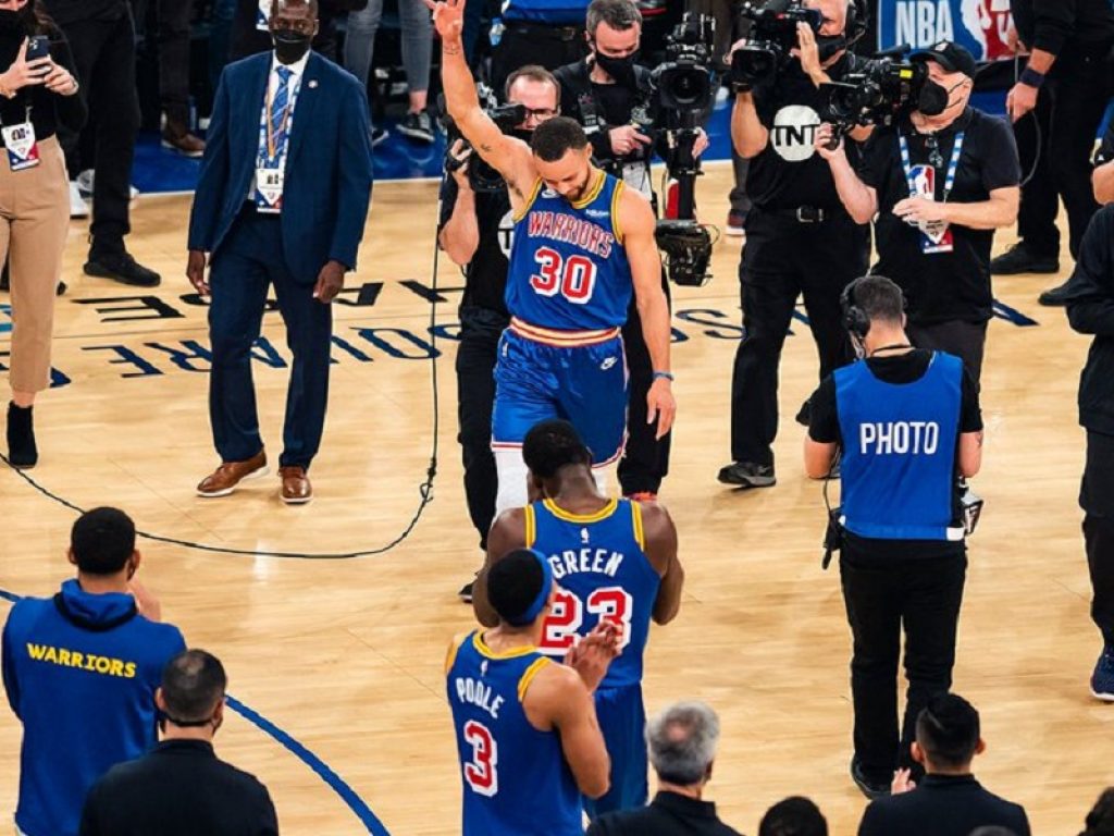 Stephen Curry dei Golden State Warriors è leggenda: è il miglior tiratore da tre della storia dell’NBA. Record battuto al Madison Square Garden: 2974 triple, 8922 punti segnati dall'arco
