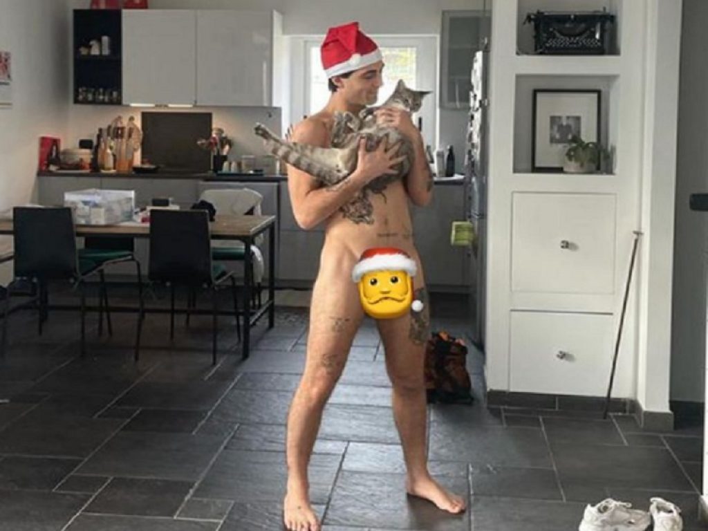 Damiano dei Maneskin nudo su Instagram per gli auguri di Natale: nella foto ha anche il suo gatto Lego tra le braccia