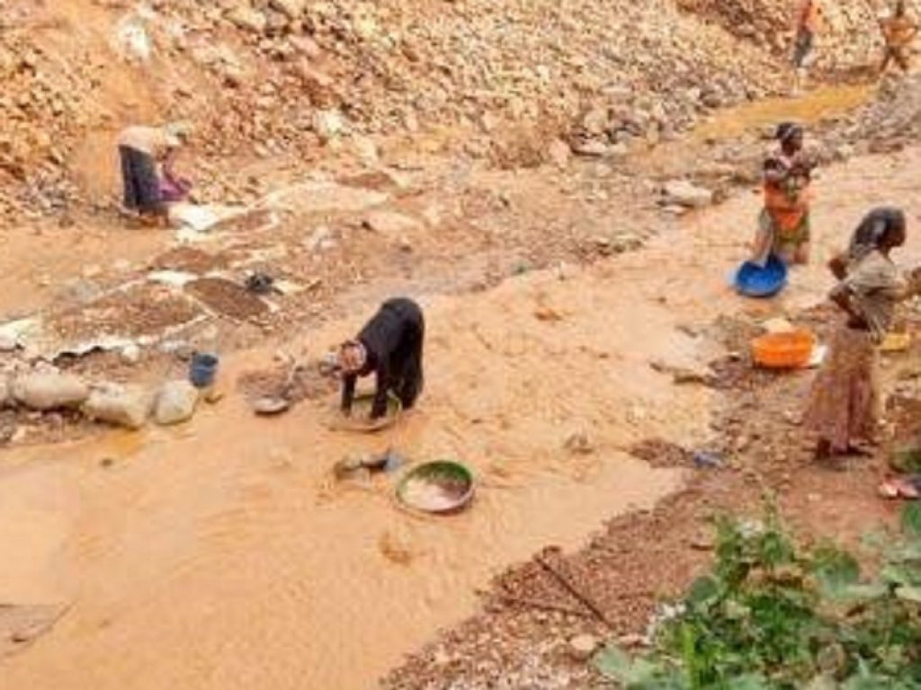 In Congo un gruppo di donne ha costituito una cooperativa tutta al femminile per l’estrazione artigianale dell’oro grazie agli aiuti arrivati da Bologna