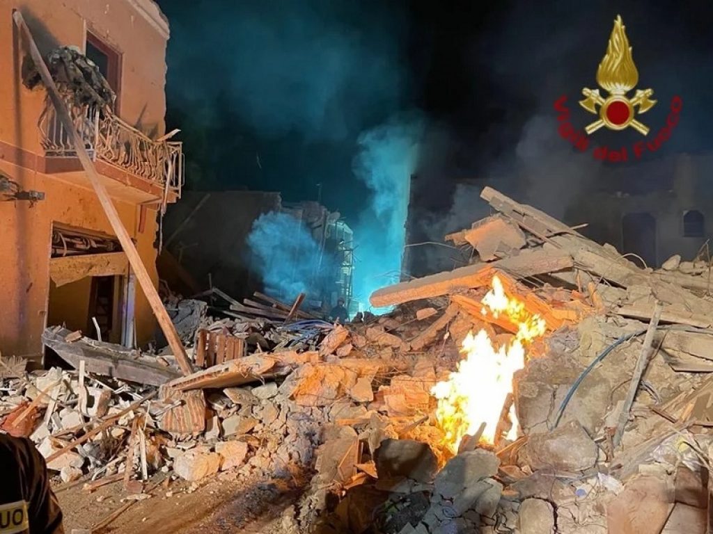 Ipotesi fuga di gas per l'esplosione che nella notte ha sventrato quattro palazzine a Ravanusa, nell'Agrigentino. Il bilancio provvisiorio è di 3 morti e 6 dispersi
