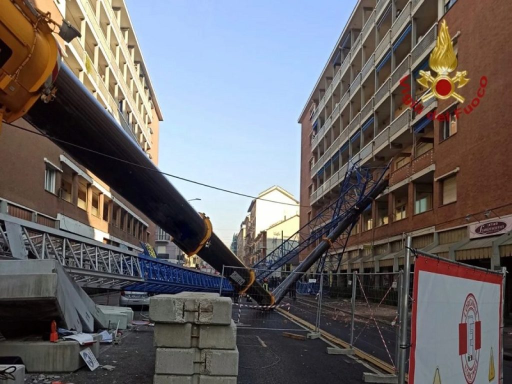 Torino, gru crolla su un palazzo: morti tre operai