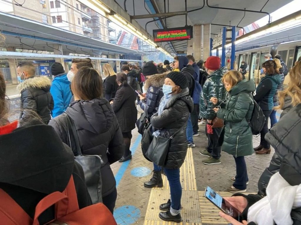 Covid, il sottosegretario Costa: le mascherine resteranno obbligatorie fino a settembre sui mezzi pubblici, negli ospedali e nelle Rsa