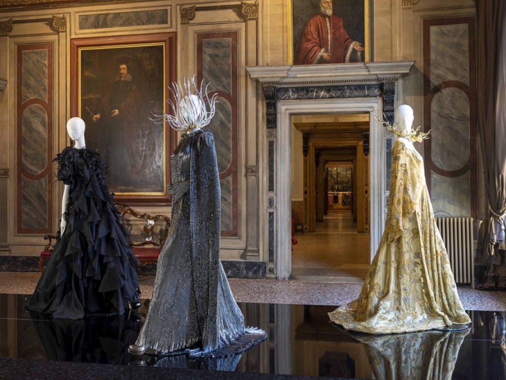 Gli abiti di Alberta Ferretti in mostra al Portego di Palazzo Mocenigo