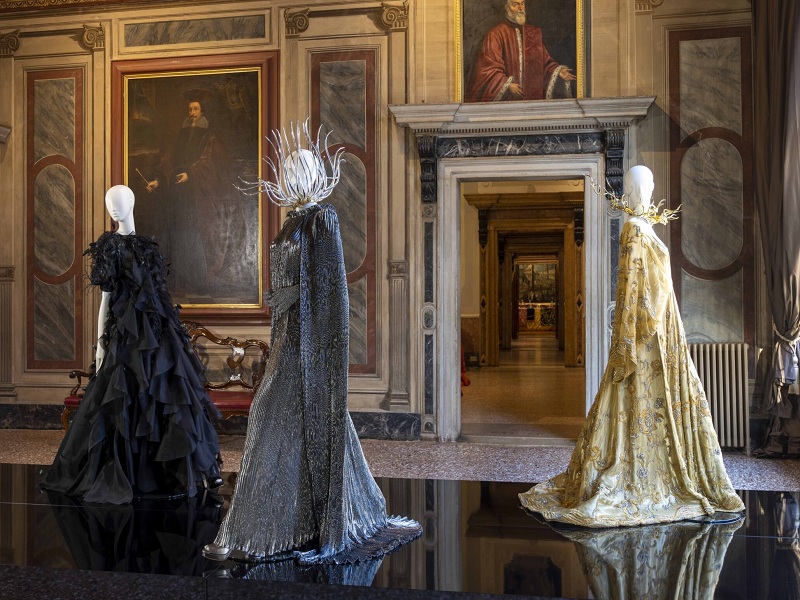 Gli abiti di Alberta Ferretti in mostra al Portego di Palazzo Mocenigo