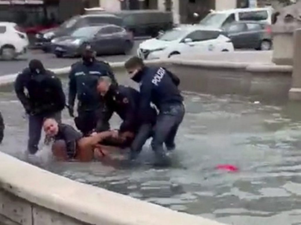Nudo nella fontana delle Naiadi a Roma minaccia gli agenti