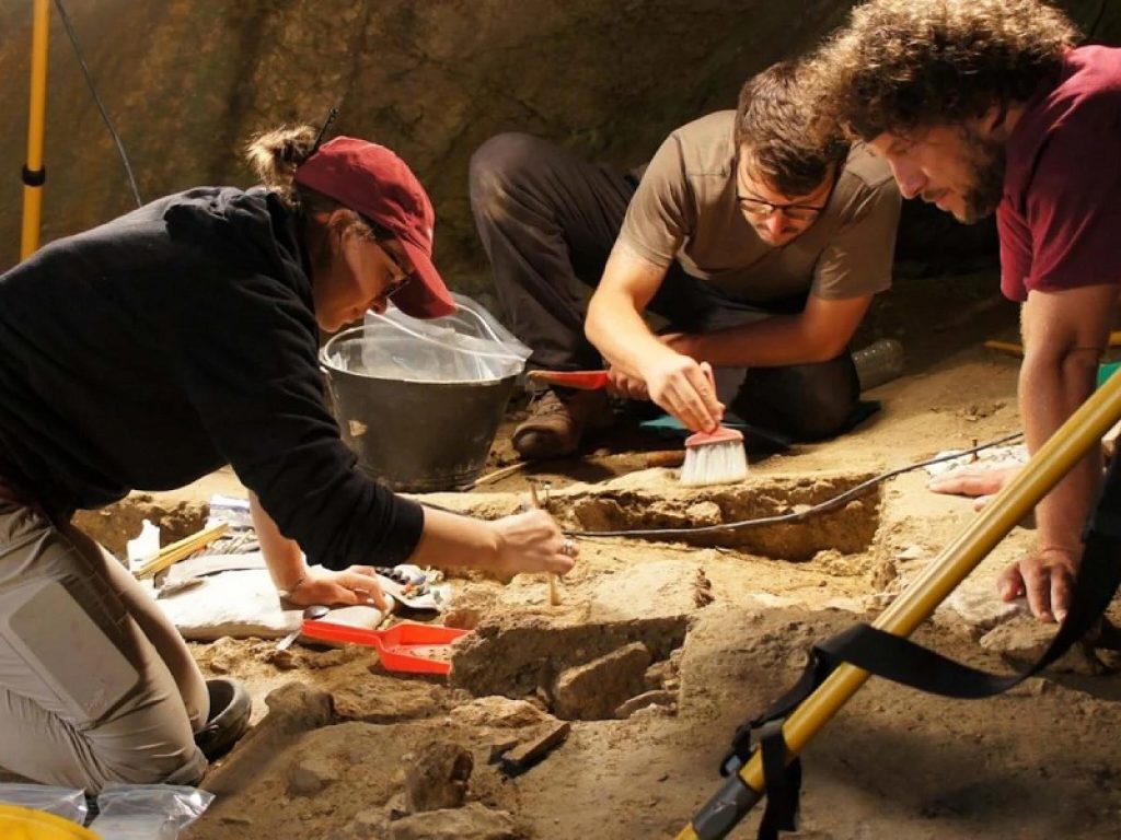 Scoperta in Liguria la sepoltura più antica d’Europa: è della neonata "Neve", morta 10mila anni fa. Trovati anche ornamenti del corredo funerario