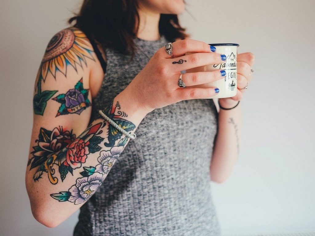 Dal 4 gennaio 2022 addio ai tatuaggi colorati nei Paesi dell'Unione europea perché contenenti isopropanolo: consentiti solo il nero e il bianco