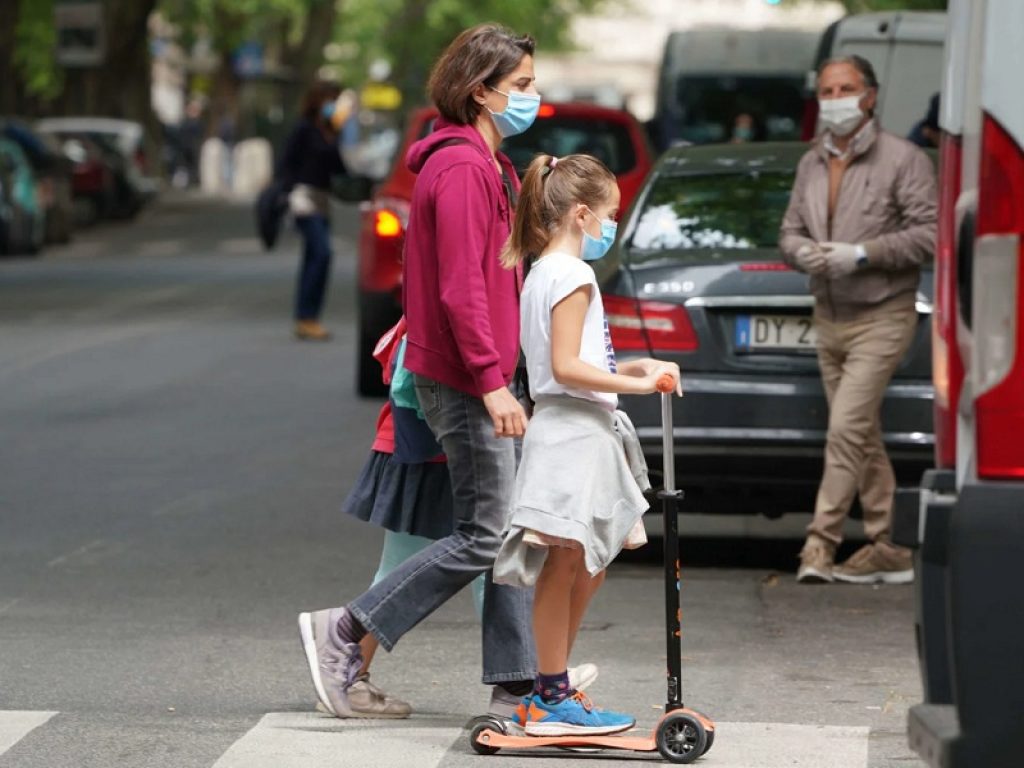 L’Aifa rassicura i genitori sulla somministrazione di vaccino Pfizer ai bambini: “È efficace al 91%, testato su 3000 minori di età tra 5 e 11 anni”