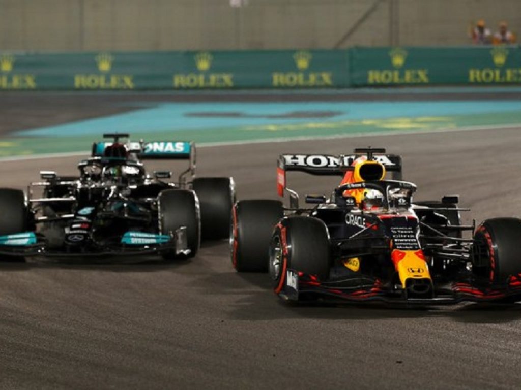 Formula1, finale clamoroso nel Gp di Abu Dhabi: Verstappen supera Hamilton all'ultimo giro ed è campione del mondo ma la Mercedes protesta con la FIA