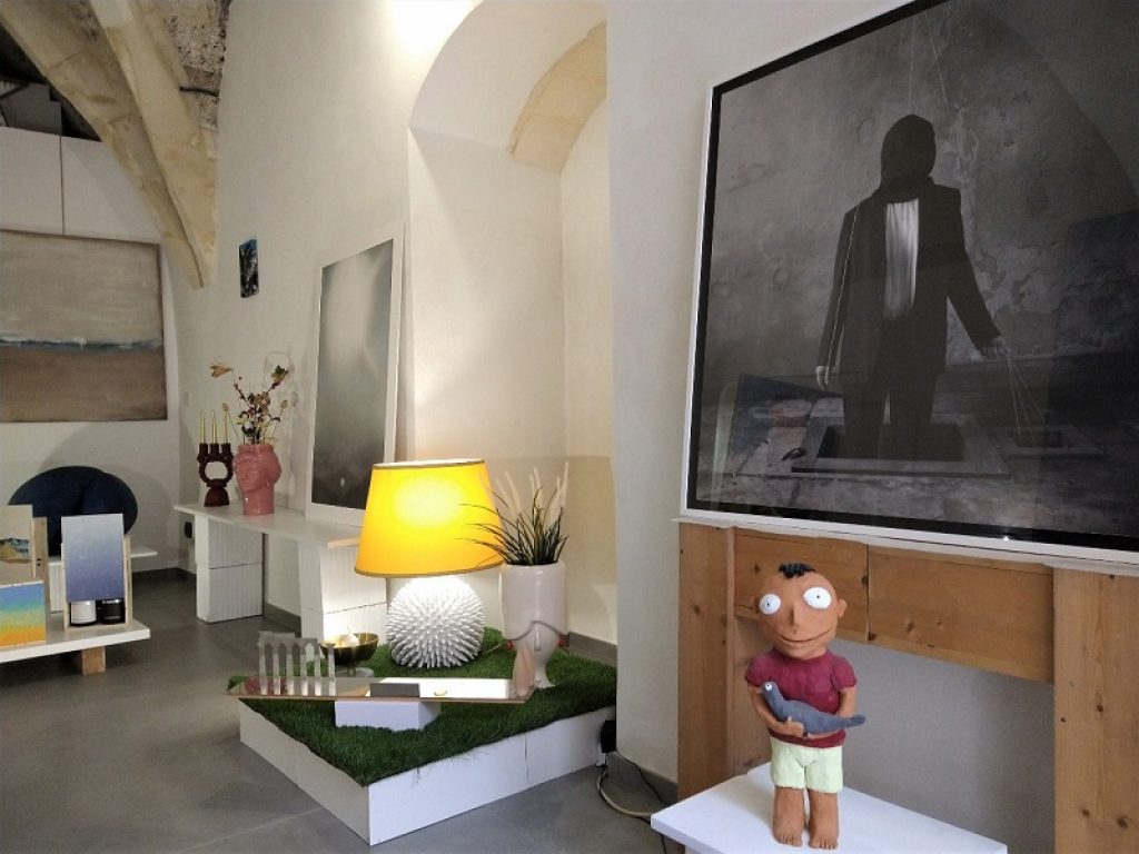 Nel periodo più magico dell’anno, fino al 9 gennaio SACCA gallery raddoppia con uno spazio vetrina nel centro storico di Modica