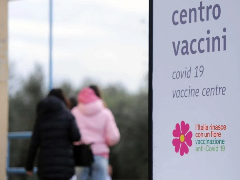 Vanno a fare il vaccino con l'avvocato: 2 indagati a Bologna