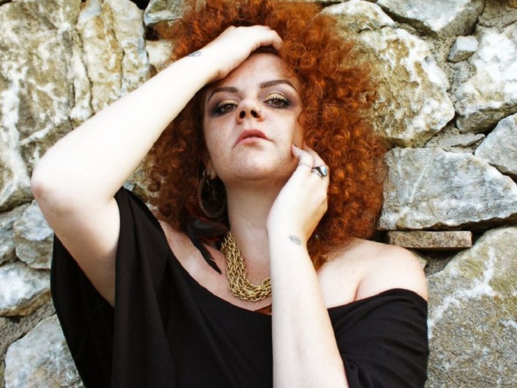 "Donna Titanio" è il nuovo brano di Debora Pagano