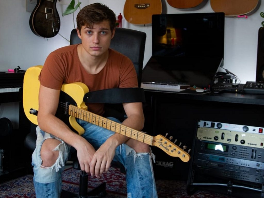 Francesco Bertoli in radio con il singolo "Cosmo"