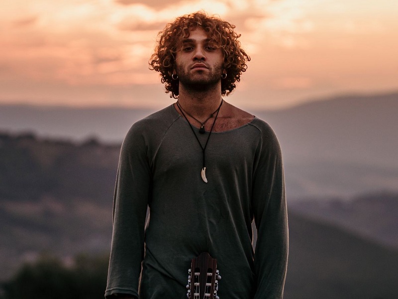 Francesco Morrone torna con "Le Mani"