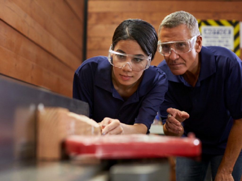 Salario minimo legale a 9 euro lordi l’ora: la CGIA favorevole, purché, come riferimento, si consideri il Trattamento Economico Complessivo (TEC) e non la paga oraria.